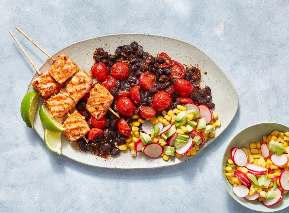 Zalmspiezen met avocadoradijssalade en gebakken zwarte bonen Euroma